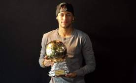 Neymar posando con el premio Samba Gold 2014.