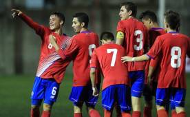 Seleccionados costarricenses sub 17 festejan un gol durante un juego eliminatorio.