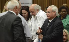 Barry Steenkamp (C) el padre de la modelo asesinada Reeva Steenkamp, reacciona después de conocer la la condena a Oscar Pistorius.