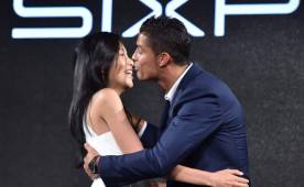 Cristiano Ronaldo abraza a una modelo durante el evento promocional en Tokio.