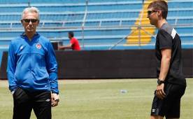 En el reconocimiento de cancha de Canadá, Antonio quien es el que ha espiado a Honduras, mantuvo bastante comunicación con su padre Benito Floro. Foto Neptalí Romero