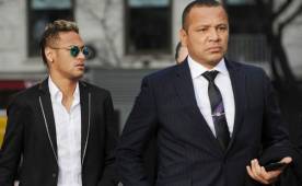 El padre de Neymar aclaró que la gente se puede quedar tranquila, porque su hijo aún tiene dos años de contrato.
