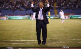 Jorge Luis Pinto celebra el empate de Honduras ante Sudáfrica en amistoso disputado en el Olímpico.