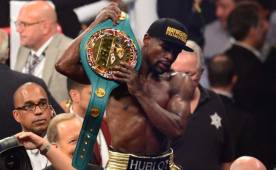 Floyd Mayweather perdió el título de peso welter que le ganó a Pacquiao por no pagar una deuda a la OMB. Foto AFP