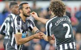 Jonas al momento de recibir el gafete de capitán otorgado por su compañero y paisano, Coloccini.
