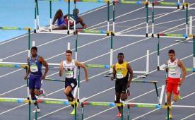 Momento en que Jeffrey Julmis, en el carril uno, cayó a la pista sin poder superar el primer obstáculo.