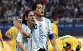 Juan Román Riquelme y Lionel Messi compartieron en la selección mayor de Argentina durante las eliminatorias rumbo a Sudáfrica 2010 y en las olimpiadas de Beijing 2008.