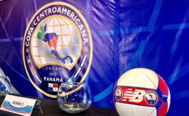 El balón y el logo oficial de la Copa Centroamericana Panamá 2017.