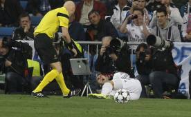 Jesé Rodríguez lamentándose en la cancha del Bernabéu. (Foto: EFE)