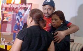La madre de Arnold Peralta recibiendo el pésamos de familiares y amigos.