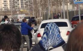 Momento en que los aficionados pusieron en peligro sus vidas.