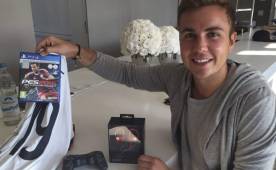 Mario Gotze muestra los regalos que enviará al aficionado.