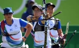 La arquera Lucilla Boari dispara ante la presencia de sus compañeras durante Los Juegos Olímpicos de Río. Foto AFP.