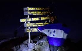 Roger Espinoza posa orgulloso con la bandera de Honduras en uno de los puntos más altos del mundo. Foto tomada Diario La Prensa