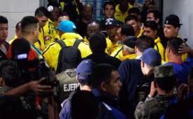 Sergio Mendoza y los demás jugadores del Real España frenaron a Will Barahona quien llegó a esperar a Romell Quioto. Foto Juan Salgado