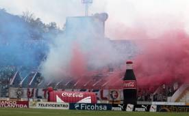La Barra del Olimpia pretende esta vez pintar el Nacional de rojo, blanco y azul pero con globos. Foto DIEZ