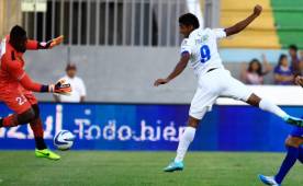 Lozano buscó marcar ante Victoria, pero Jhon Bodden no se lo permitió. Sobre los abucheos dice que el futbolista se debe acostumbrar a ellos. Foto Juan Salgado