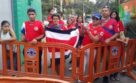 Los pocos aficionados que asistieron al Morazán para apoyar a Costa Rica ante Canadá esperaron a los jugadores para felicitarlos por el pase al Mundial Sub-17. Foto DIEZ