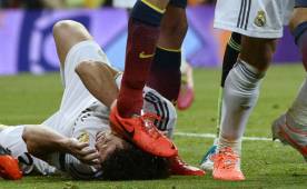 Este fue el momento donde Sergio Busquets puso la suela de sus zapatos en el rostro de Pepe. Foto AFP