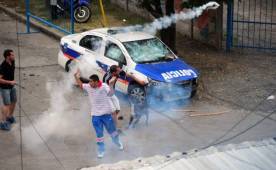 Los aficionados del Arsenal se enfrentaron a la policía en las afueras del estadio.