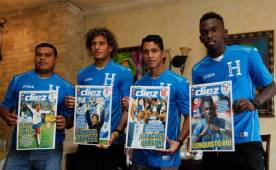 Héctor Gutiérrez, Kevin Hernández, Gerson Rodas y Alberth Elis posaron orgullosos para el lente de Diez tras este homenaje de Diez.