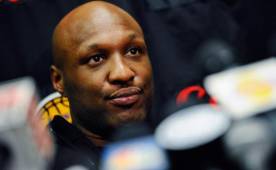 Lamar Odom continúa recuperándose en un hospital.