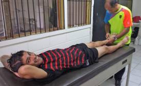 Ramiro Bruschi a la hora de ser evaluado por el doctor del Real España. (FOTO: Cortesía Real España)