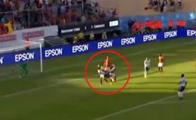 La celebración del primer gol de Zlatan con el Manchester United fue un abrazo con Anthony Martial.