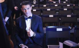 Cristiano Ronaldo saludando cámaras en el salón de eventos del Palacio de Congreso. (Foto: AFP)