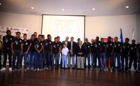 El presidente del club blanco y jugadores estuvieron presentes en la firma del convenio.