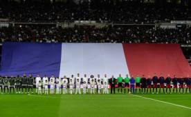 Así de espectacular lució el Santiago Bernabéu durante el homenaje a las víctimas de los atentados en París. FOTO: AFP
