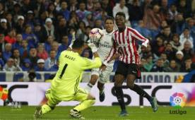 Keylor Navas detiene sobre el final del partido el remate de Iñaki Williams que pudo haber significado la pérdida del liderato de la liga para el Real Madrid.