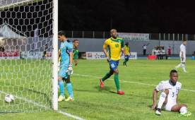 Noel totalmente abatido tras un gol de Guayana y Maynor caído es la imagen de la derrota de Honduras. Foto cortesía France Guyane.