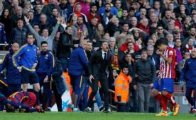 Luis Enrique fue el primero en protestar tras la brutal entrada contra Messi. Foto EFEa