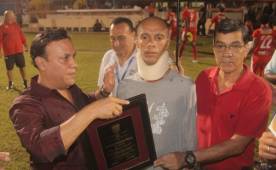 Enrique Reneau fue homenajeado el sábado en el estadio ceibeño.