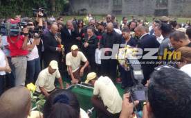 Cientos de personas que acompañaron a la familia Suazo en el funeral.