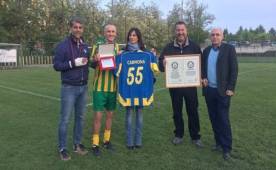 El uruguayo Robert Carmona siendo galardonado con el premio a futbolista más longevo del mundo.
