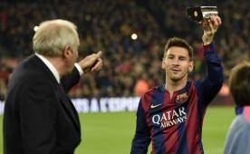 Lionel Messi le dedicó al Camp Nou su trofeo de goleador de la liga de España. (Foto: AFP)