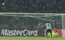 Gonzalo Higuaín mandó a las nubes su lanzamiento penal ante Bravo.