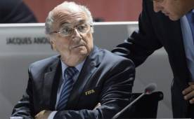 El presidente dimisionario de la FIFA Joseph Blatter recurrirá la suspensión de 90 días que anunció el jueves la Comisión de Ética de la federación mundial, publicó este viernes el New York Times. Foto EFE