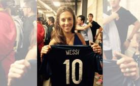 Carli Lloyd muestra la camiseta que Messi le entregó al final del juego.