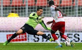 El arquero tico Esteban Alvarado tuvo una gran actuación con su equipo y no permitió gol. Foto AZ Alkmaar