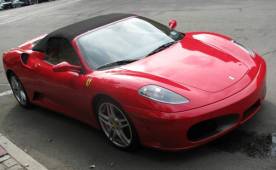 Messi cuenta con un lujoso auto deportivo marca Ferrari F430 Spider.