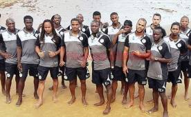 Los jugadores el sábado por la mañana realizaron un paseo en la playa para relajar los músculos. (Foto cortesía: www.franceguyane.fr)