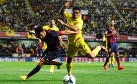 Javier Aquino marca a Pedro en un juego contra el Barcelona la temporada anterior.