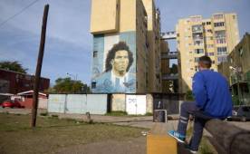 El barrio 'Fuerte Apache' seguirá este sábado la final de Champions League y han dejado claro que su apoyo es total a Tévez. Se sienten resentidos con Messi. Foto AFP