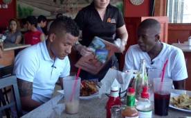 Luis Garrido y Boniek la pasaron bien en el restaurante hondureño.