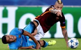 Rafinha recibió una fuerte entrada por detrás del belga Radja Nainggolan.