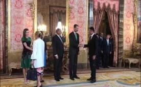 Keylor Navas saluda a los reyes de España y a Luis Guillermo Solís durante el inicio del almuerzo promovido por la corona.