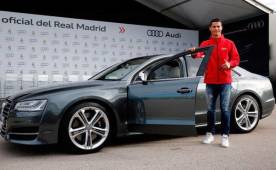 Cristiano Ronaldo posando con otro automóvil que va a su colección. (Foto: Real Madrid)